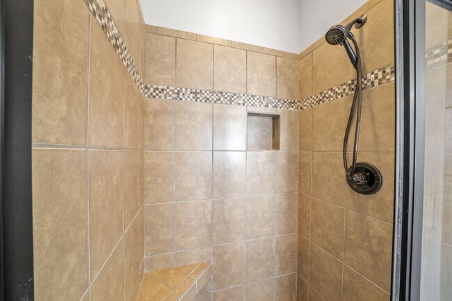 Building Photo - Three Bedroom with Bonus on Exit 8!