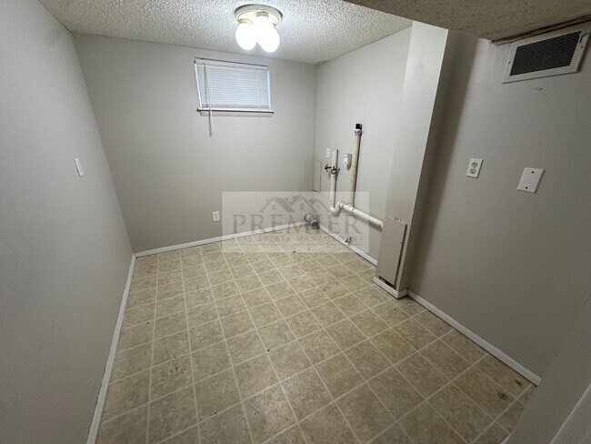 Building Photo - 8406 E 92 Pl