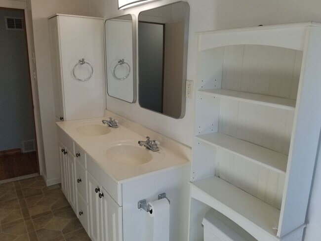 Building Photo - 577 Pinnacle Rd