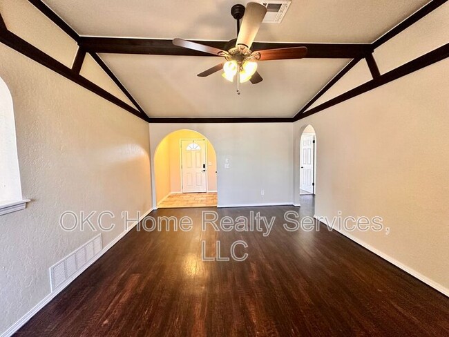 Building Photo - 401 S Bouziden Dr