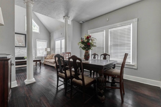 Building Photo - 2410 Cleburne St