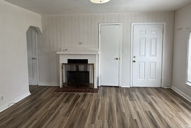 Building Photo - 2Bd/1Ba Single Story House - Available to View!