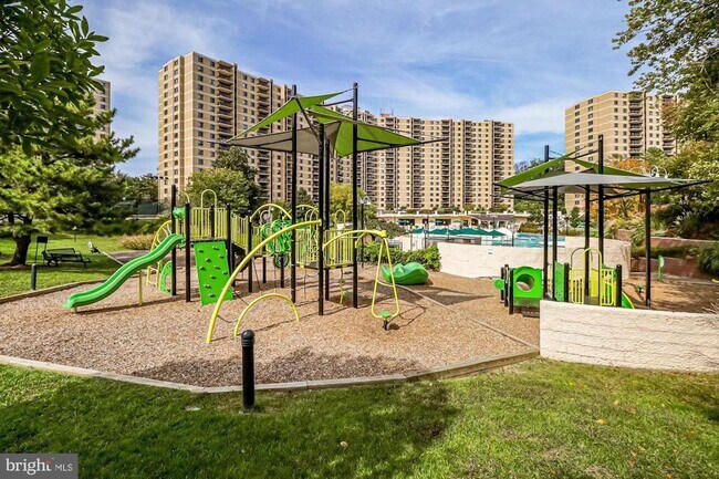 Building Photo - 307 Yoakum Pkwy