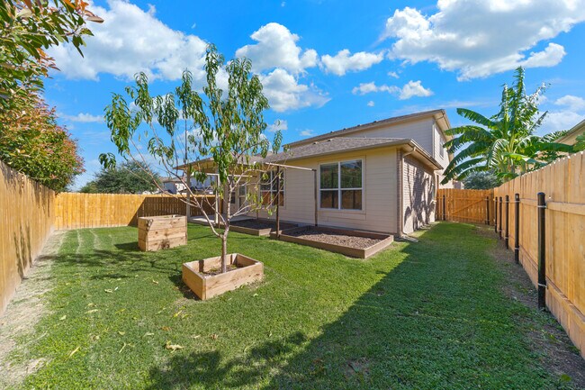 Building Photo - Spacious 4-Bed Home with Island Kitchen, Private Patio & Fenced Yard in Schertz