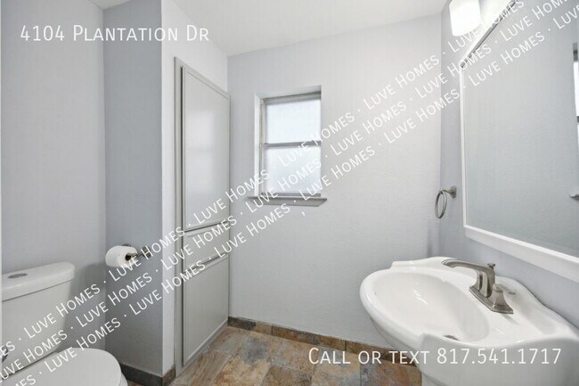 Building Photo - 4104 Plantation Dr