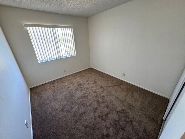 Building Photo - Spacious 3+2.5 Townhome in Woodbridge Park