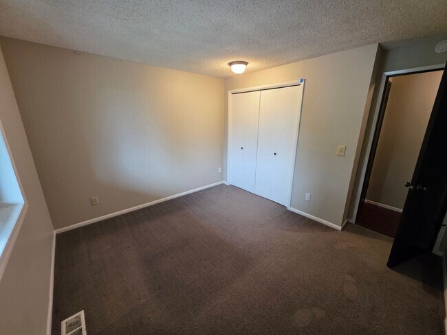 Building Photo - Beautiful Home in 5 Mile