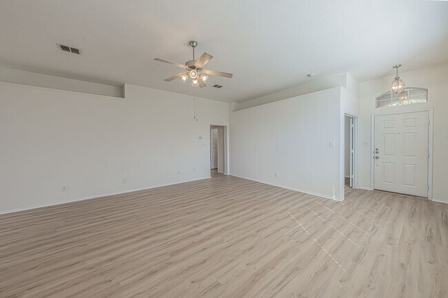 Building Photo - 3 Bedroom 2 Bath Home