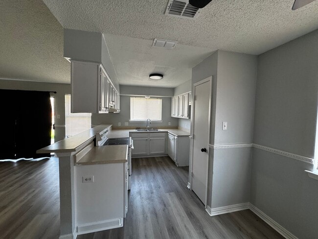 Building Photo - Great 3 bedroom! Move in special of $995!