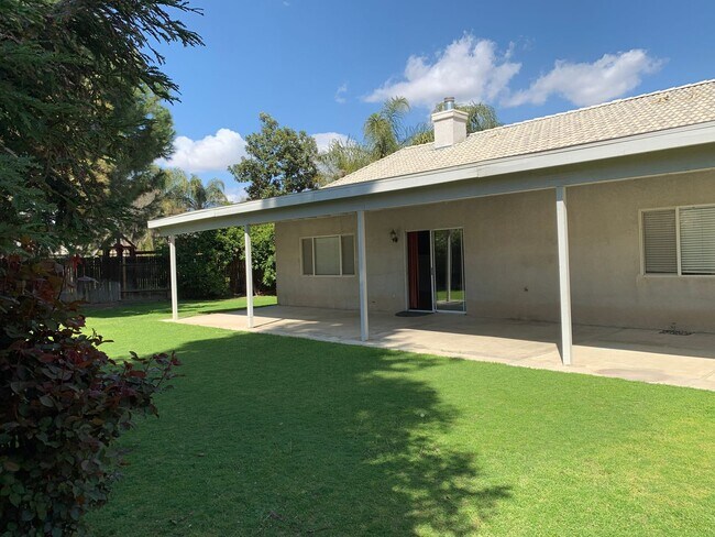 Building Photo - River Oaks Area Stockdale Highway & Buena Vista 93311 4+2 $2600