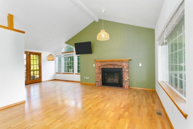 Building Photo - 2bd 2ba luxury duplex
