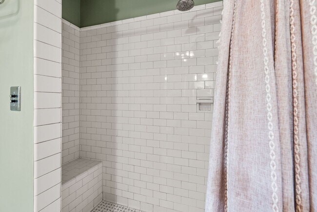 Building Photo - 4 Bed 3.5 bath - Kensington Victorian - Mo...