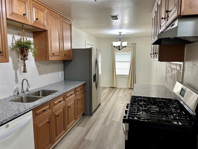 Building Photo - 530 Edgebrook Dr