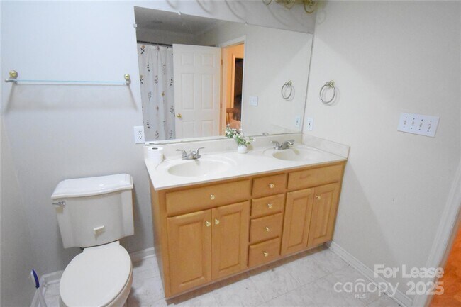 Building Photo - 640 Miramar St NE