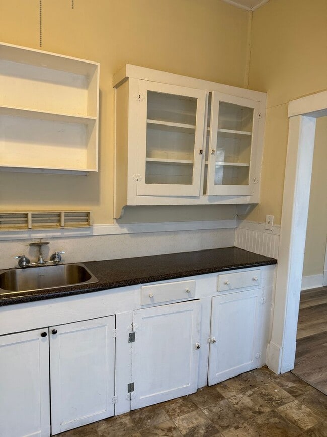 Building Photo - Historic Highland Charm – Beautifully Refurbished Upstairs Unit for Lease