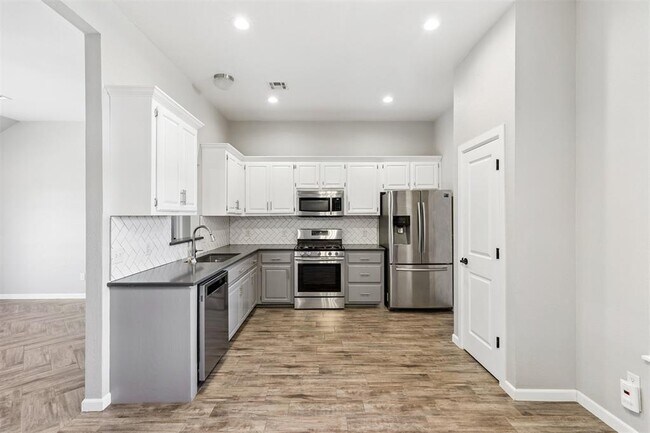 Building Photo - 824 Hunter Pl