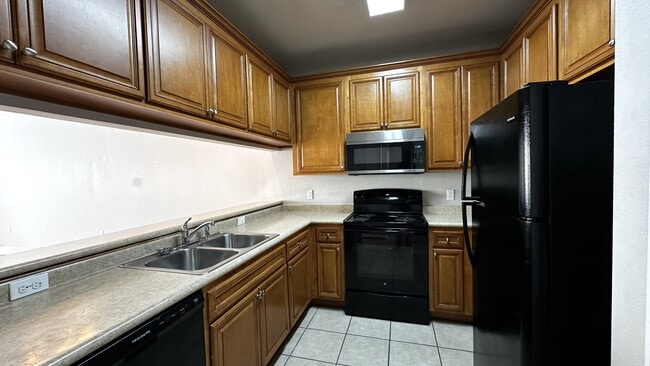 Building Photo - 1585 Crescent Hills Dr