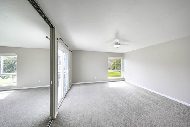Building Photo - Spacious end unit-3 bedroom townhome in a prime Costa Mesa location