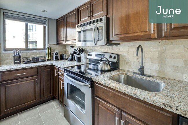 Building Photo - Queen room in 5-bed/2.5-bath Home