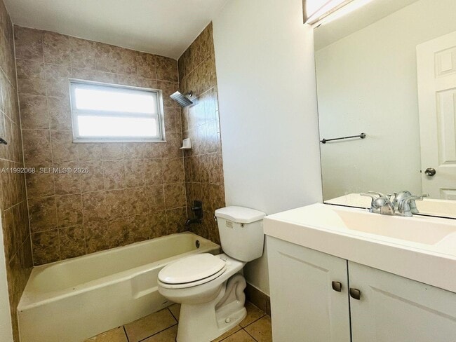 Building Photo - 608 SW 16th Ave