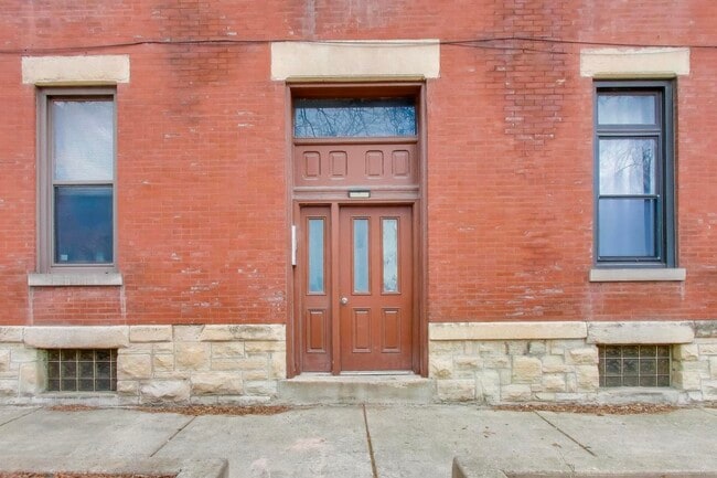 Building Photo - 600 N May St