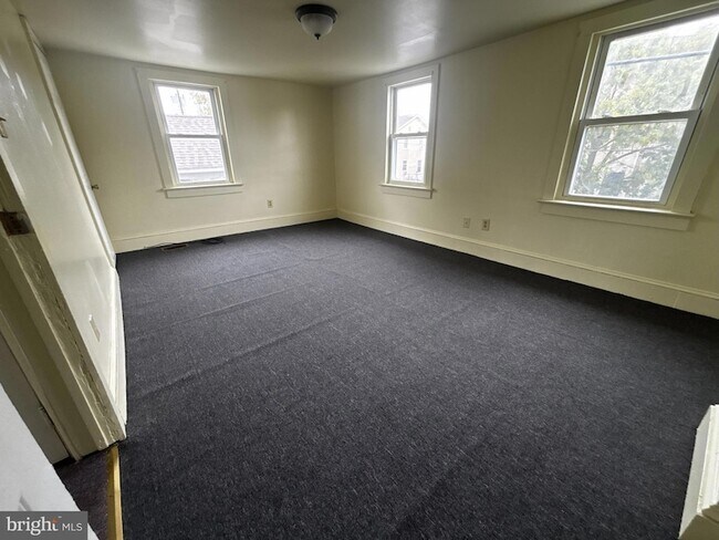 Building Photo - 2 E Vine St