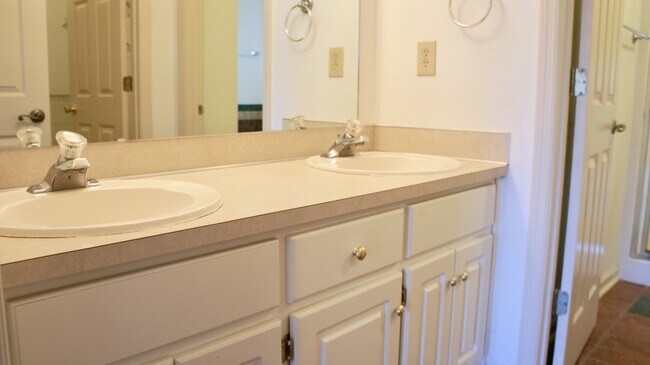 Building Photo - 3304 Chariot Ct