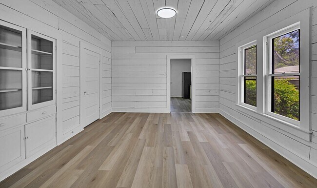 Building Photo - Spacious 3 Bed - 1 Bath House Near Downtown