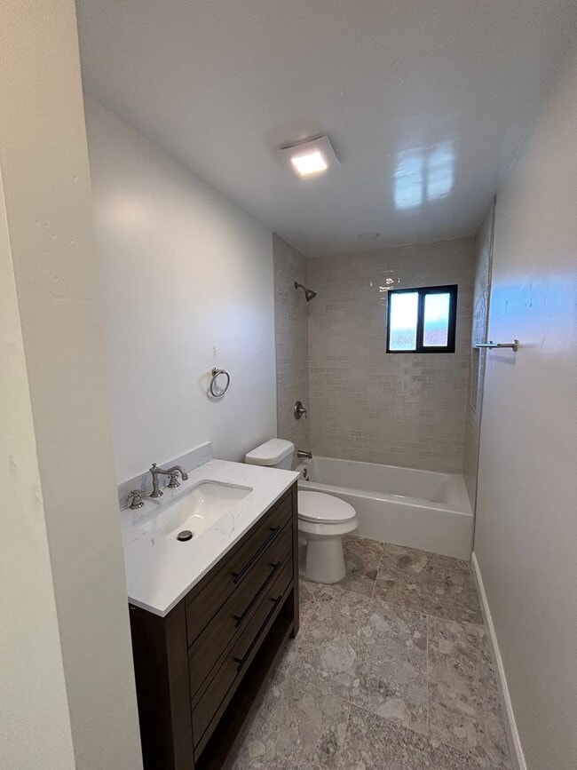Building Photo - 2 Bed 1 Bath Apartment for Rent in Pacific...