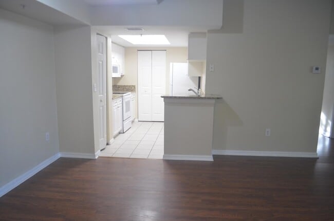 Building Photo - 900 Crestwood Ct S