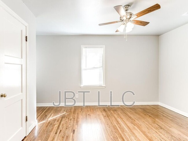 Building Photo - 314 W Peach St