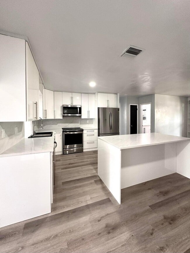 Building Photo - 1455 NE Silver Maple Way