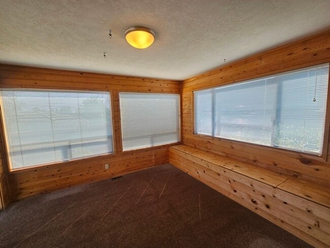 Building Photo - 3Bd/2Ba Single Story Home-For viewing!