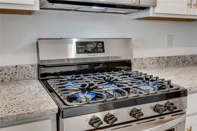 Building Photo - 15172 Sunny Day Dr