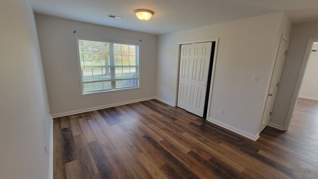 Building Photo - The 5 Bedroom You've Been Looking For!!