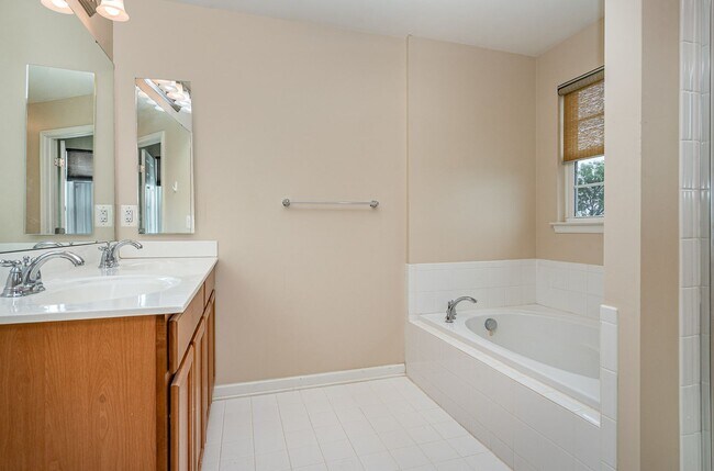 Building Photo - NORTH STAFFORD WELL MAINTAINED TOWNHOME FOR RENT