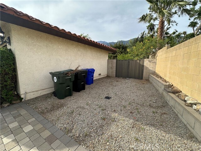 Building Photo - 9388 Valley View St