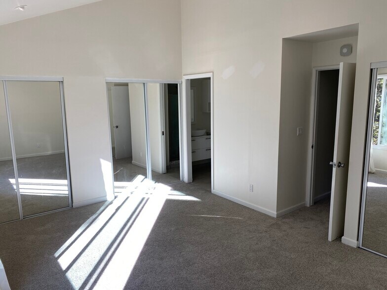 Building Photo - 5 Oak Crest Ct