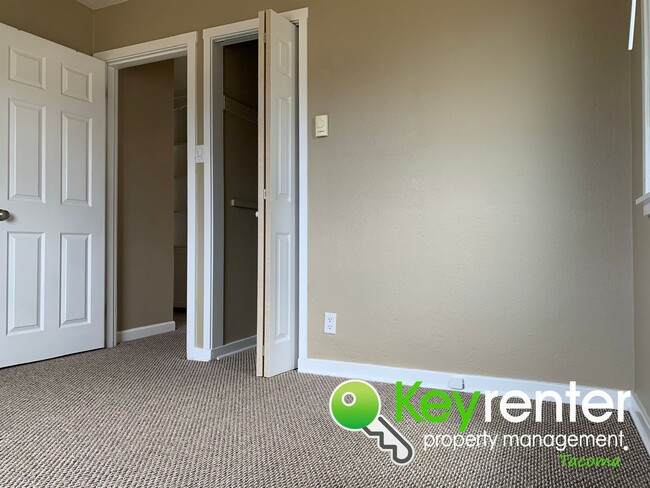 Building Photo - Centrally located Cozy Rambler in Tacoma!