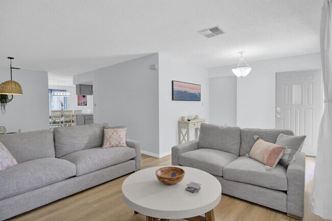 Building Photo - 1045 N Cres Dr