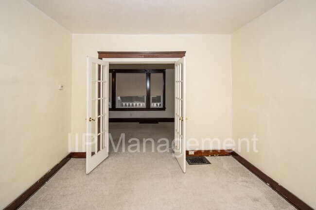 Building Photo - VOUCHERS ACCEPTED! LARGE 4 BEDROOM/2 BATHR...