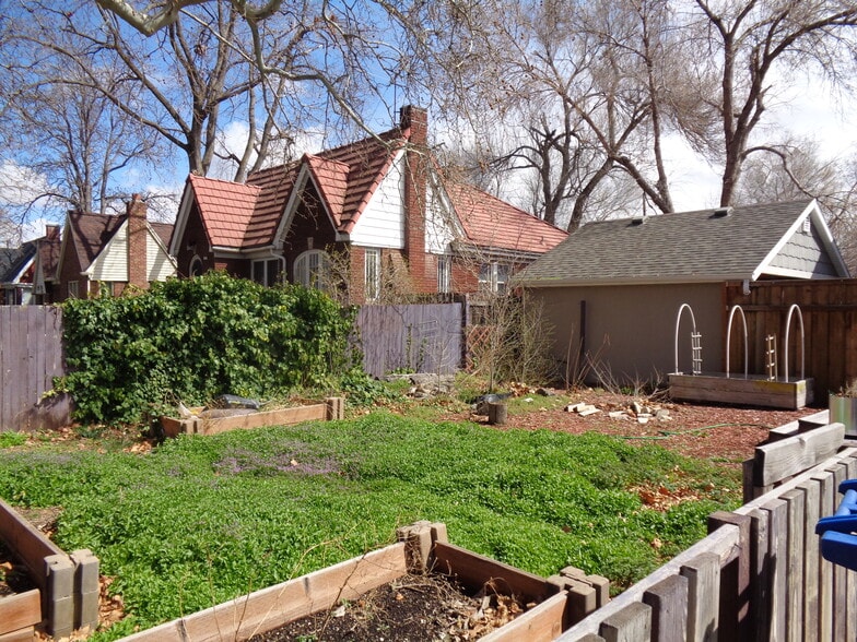 Building Photo - 403 E Emerson Ave