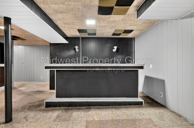 Building Photo - 727 Shepley Dr
