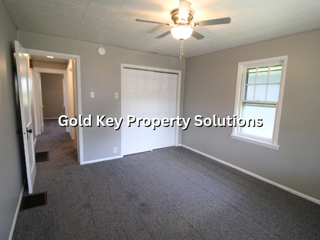 Building Photo - Beautifully Updated 2 BR 1 BA House with B...