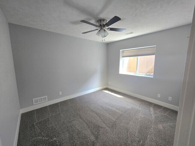 Building Photo - 5 Bedroom/3Bath Single Family Home