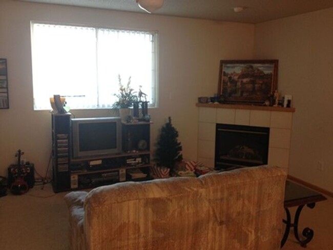 Building Photo - $1,200 | 2 Bedroom, 1 Bathroom Condo | No ...