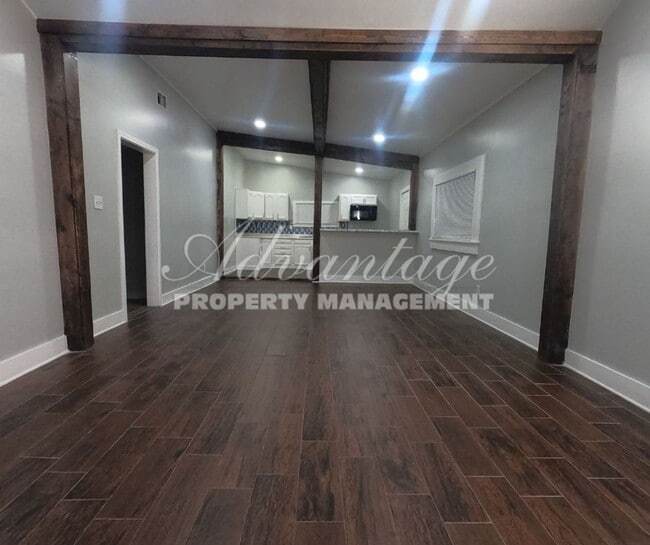 Building Photo - Cozy & Comfortable Newly Renovated 3 Bedro...