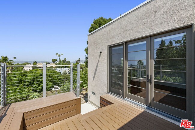 Building Photo - 931 Micheltorena St