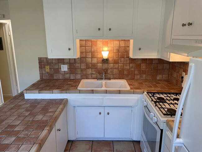 Building Photo - Bright 2 Bedroom Unit with Patio