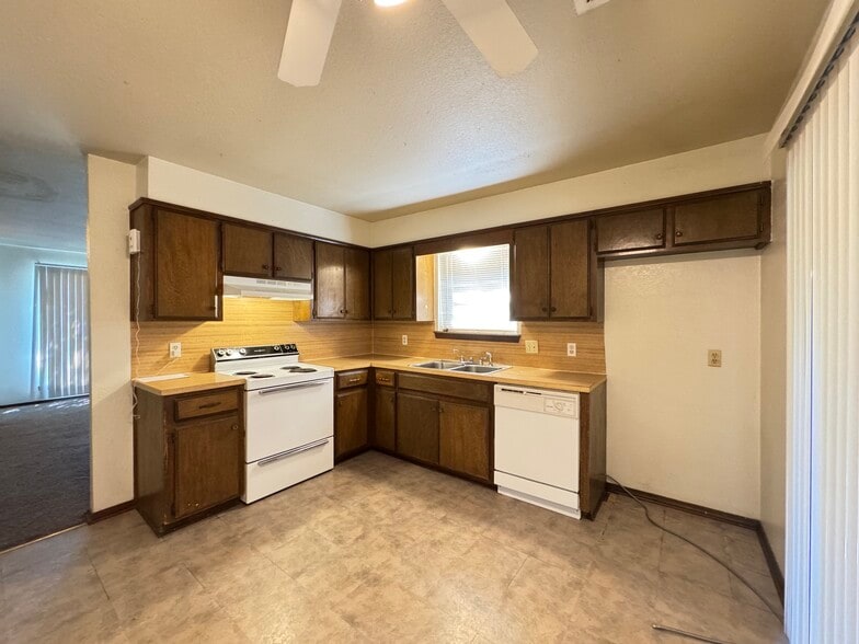 Building Photo - 4244 Wembleton Cir